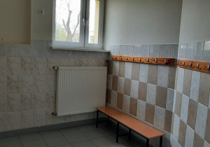 Budynek przy ulicy Małej Piętnastki 1. Przebieralnia dziewcząt przy sali gimnastycznej.