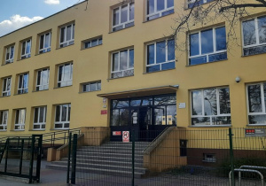 Budynek przy ulicy Małej Piętnastki 1. Główne wejście.
